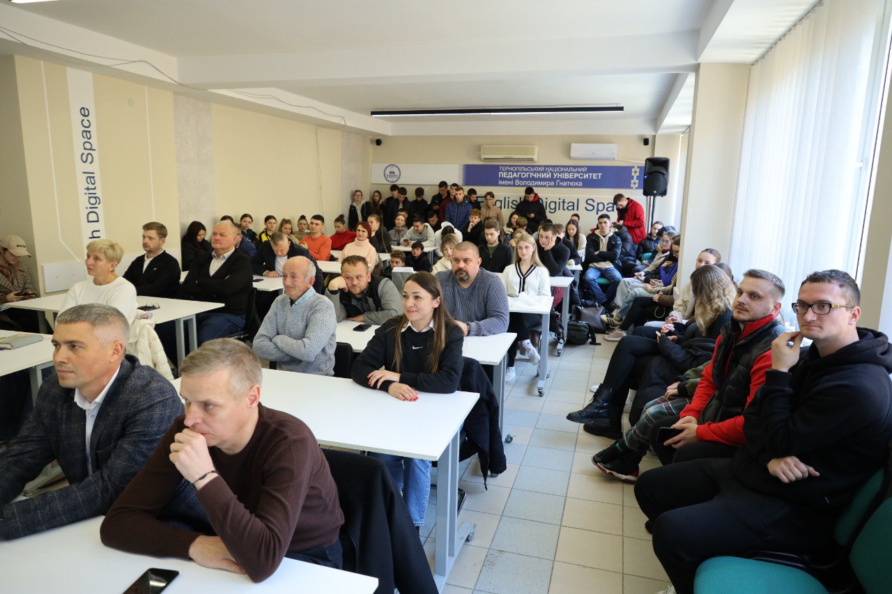 Uchasnyky ta hosti plenarnoho zasidannia pershoho dnia